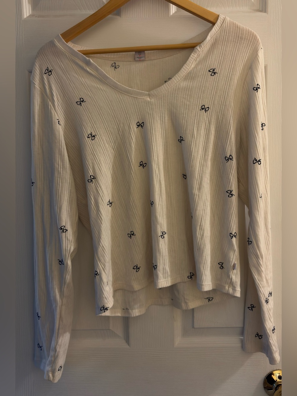 Old Navy women’s ribbed long sleeve with navy bow print